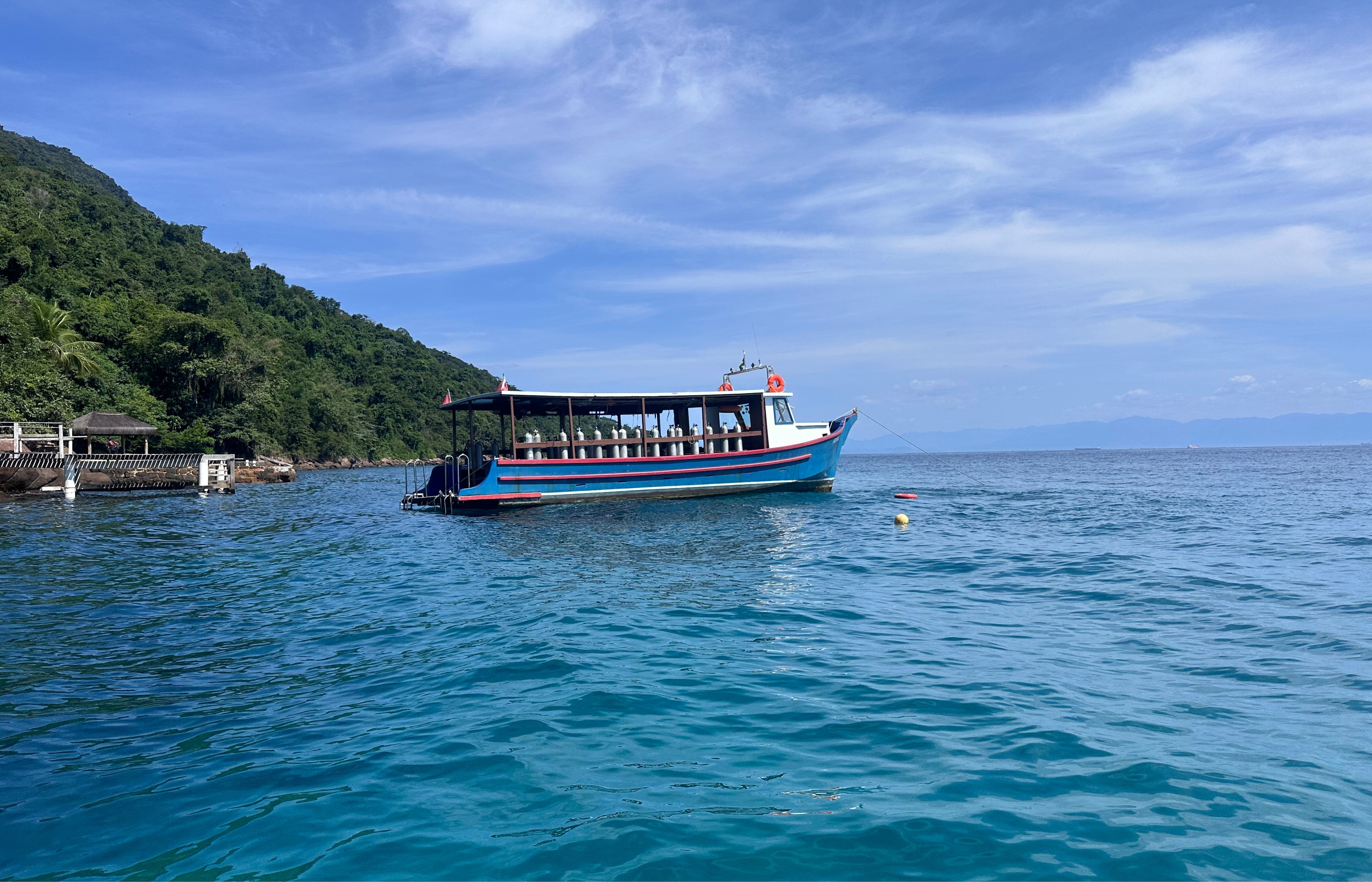 Abraãozinho — barco de buceo anclado