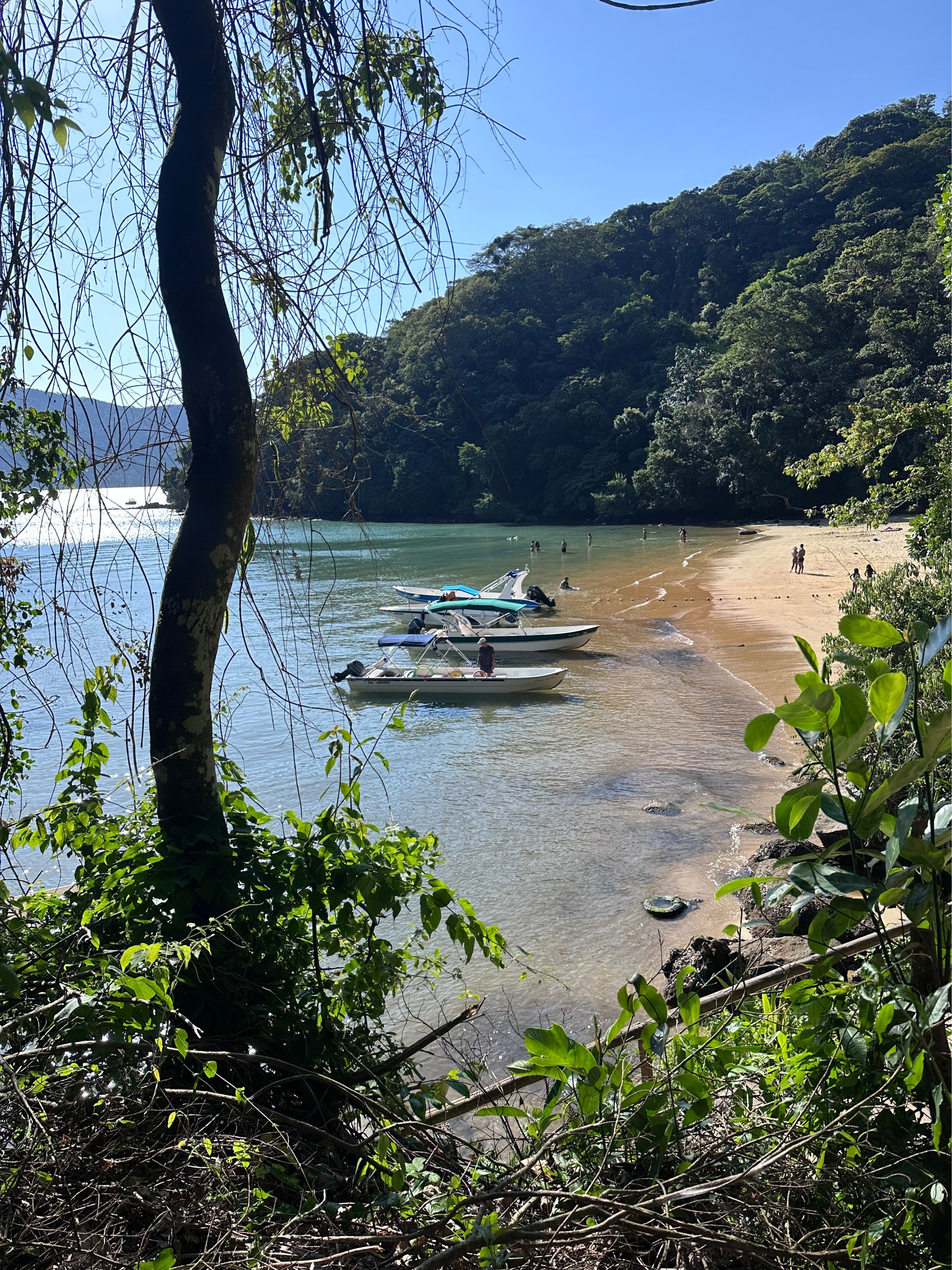 Vista al mar durante el trekking a Abraãozinho