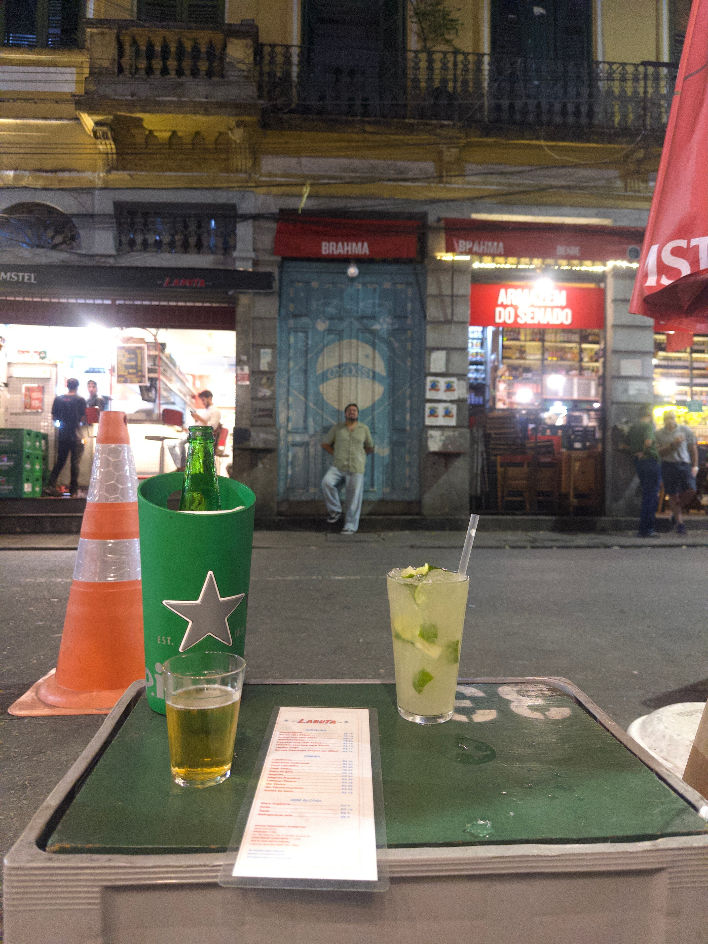 Cerveza y caipirinha en Labuta Boteco