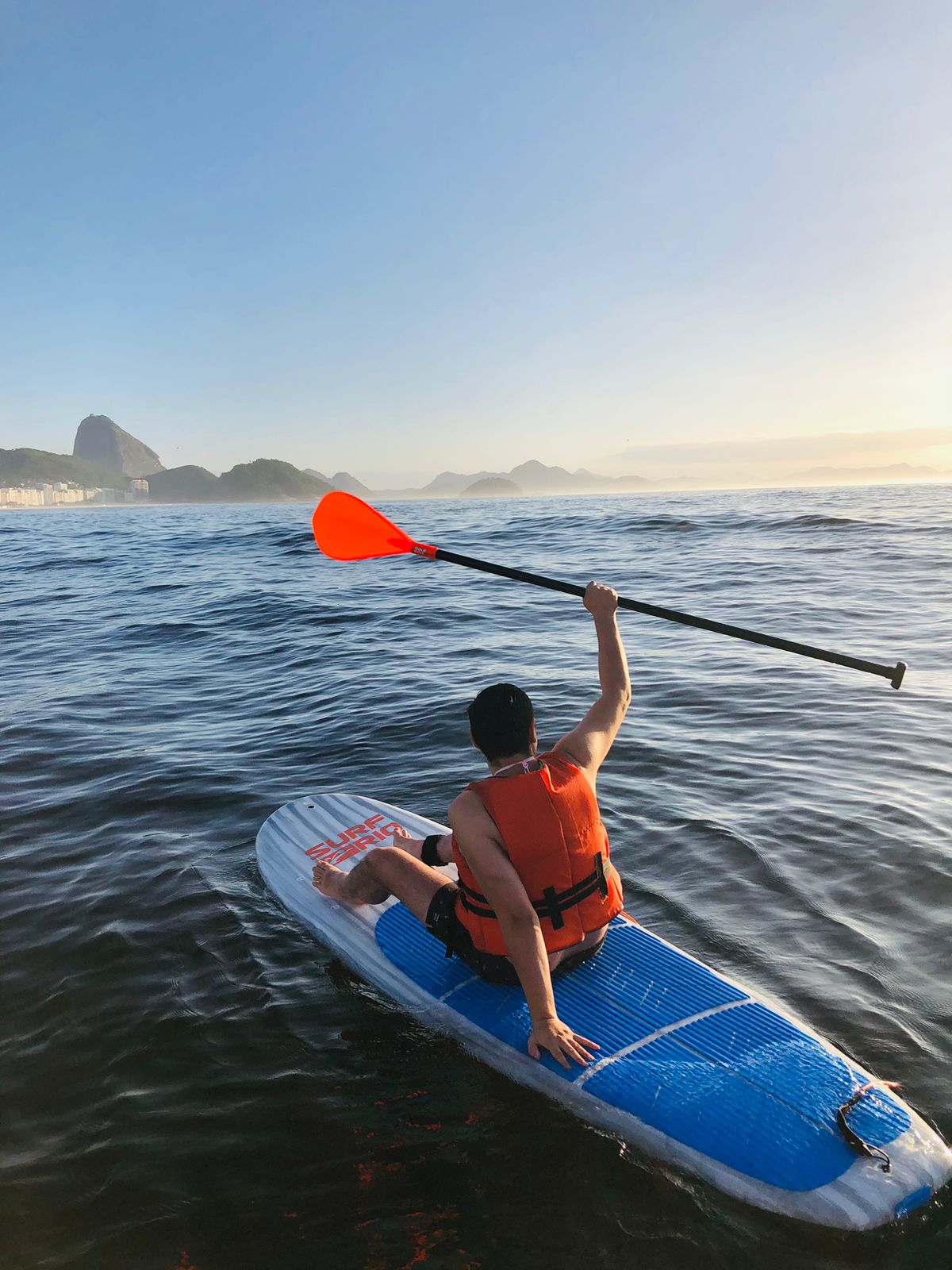 Stand up paddle al amanecer frente a Copacabana