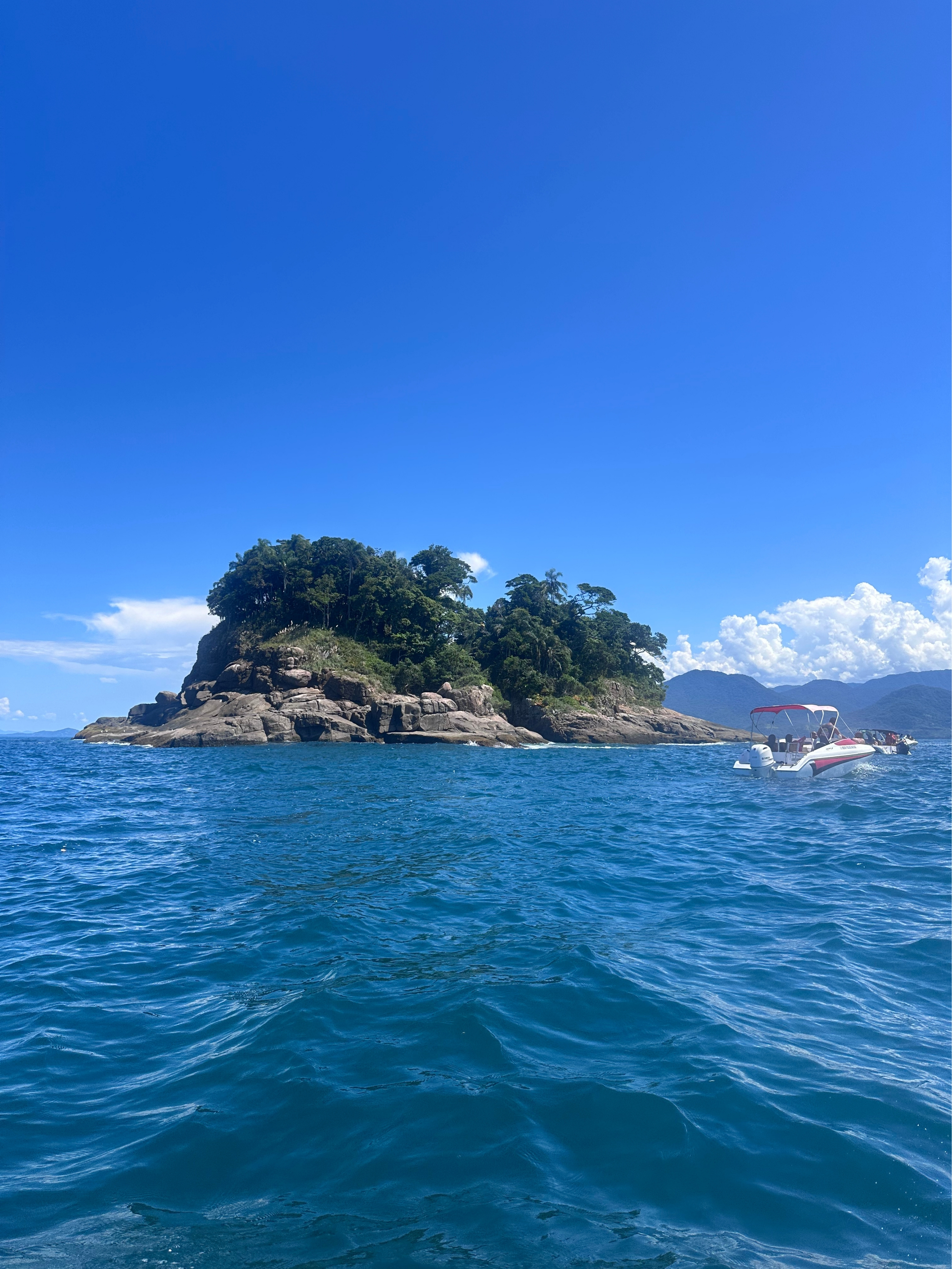 Isla en lancha — Ubatuba